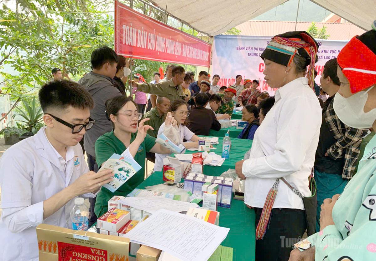 Người dân xã Lao Chải được phát thuốc miễn phí.