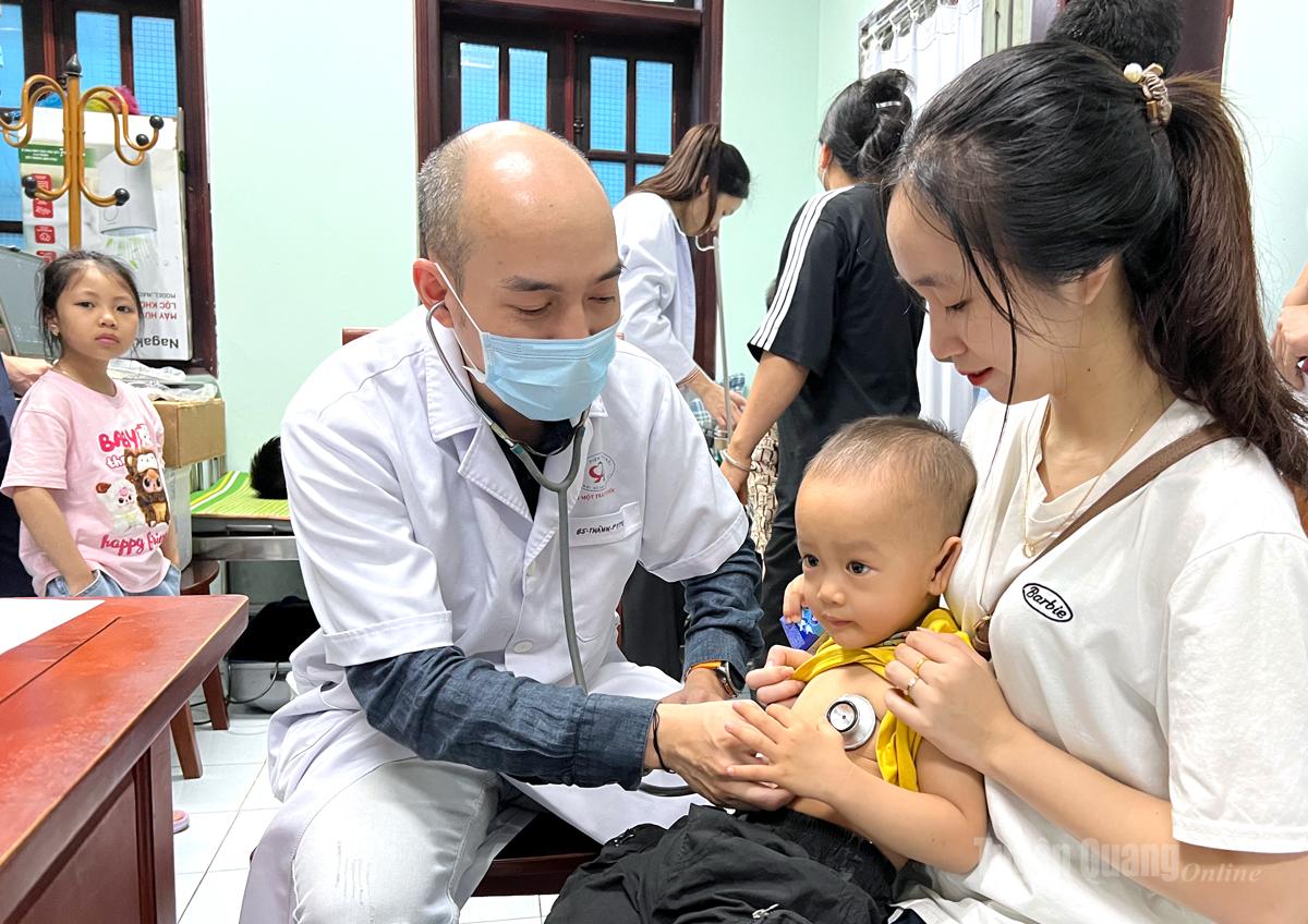 Bác sĩ Bệnh viện Tim Hà Nội khám sàng lọc tim cho trẻ em.