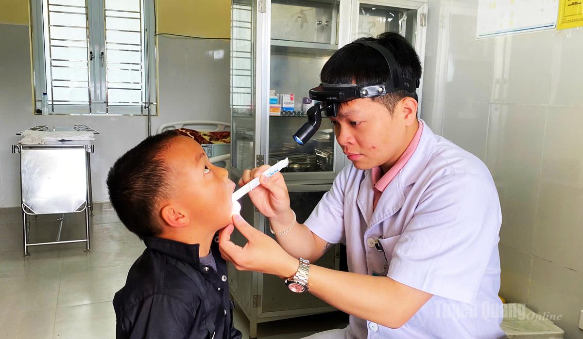 Bác sĩ khám sức khỏe sàng lọc cho trẻ em dưới 6 tuổi.