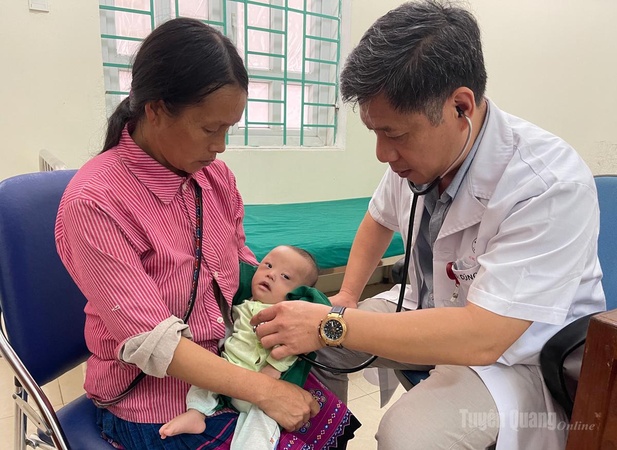 Bác sĩ Bệnh viện Tim Hà Nội khám sàng lọc miễn phí cho trẻ tại tại Bệnh viện Đa khoa Hà Giang.