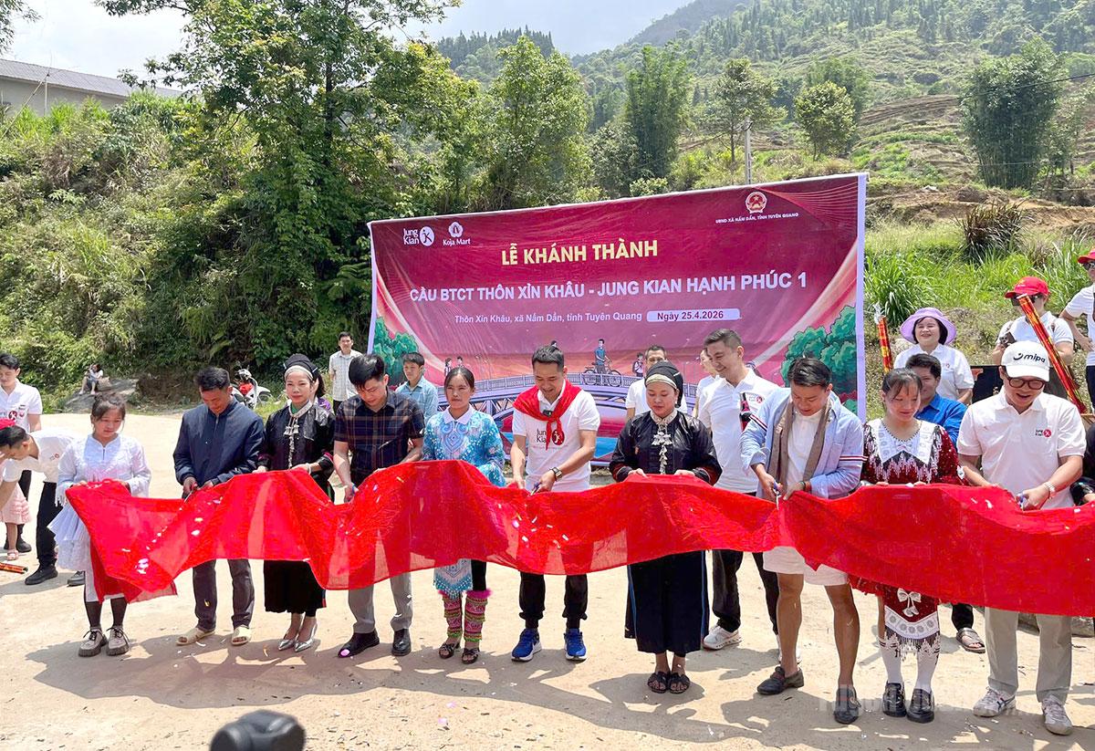 Cấp ủy, chính quyền xã Nấm Dẩn cùng đơn vị tài trợ cắt băng khánh thành cầu dân sinh thôn Xỉn Khâu.
