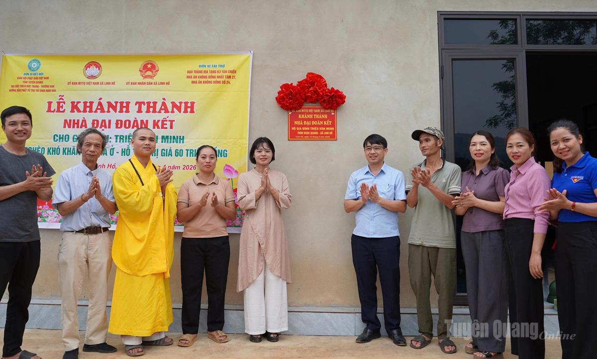 Lãnh đạo xã Linh Hồ cùng đại diện Chùa Nậm Dầu và các nhà hảo tâm, đơn vị tài trợ gắn biển trao nhà Đại đoàn kết cho hộ gia đình Triệu Văn Minh.