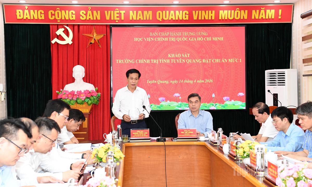 PGS.TS Hoàng Phúc Lâm, Phó Giám đốc Học viện Chính trị Quốc gia Hồ Chí Minh phát biểu tại buổi làm việc.