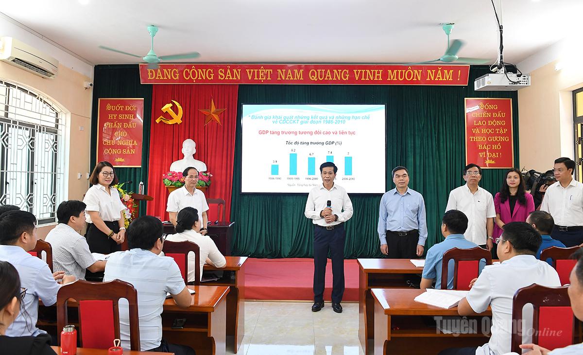 PGS.TS Hoàng Phúc Lâm, Phó Giám đốc Học viện Chính trị Quốc gia Hồ Chí Minh trao đổi với các học viên tại Trường Chính trị tỉnh.