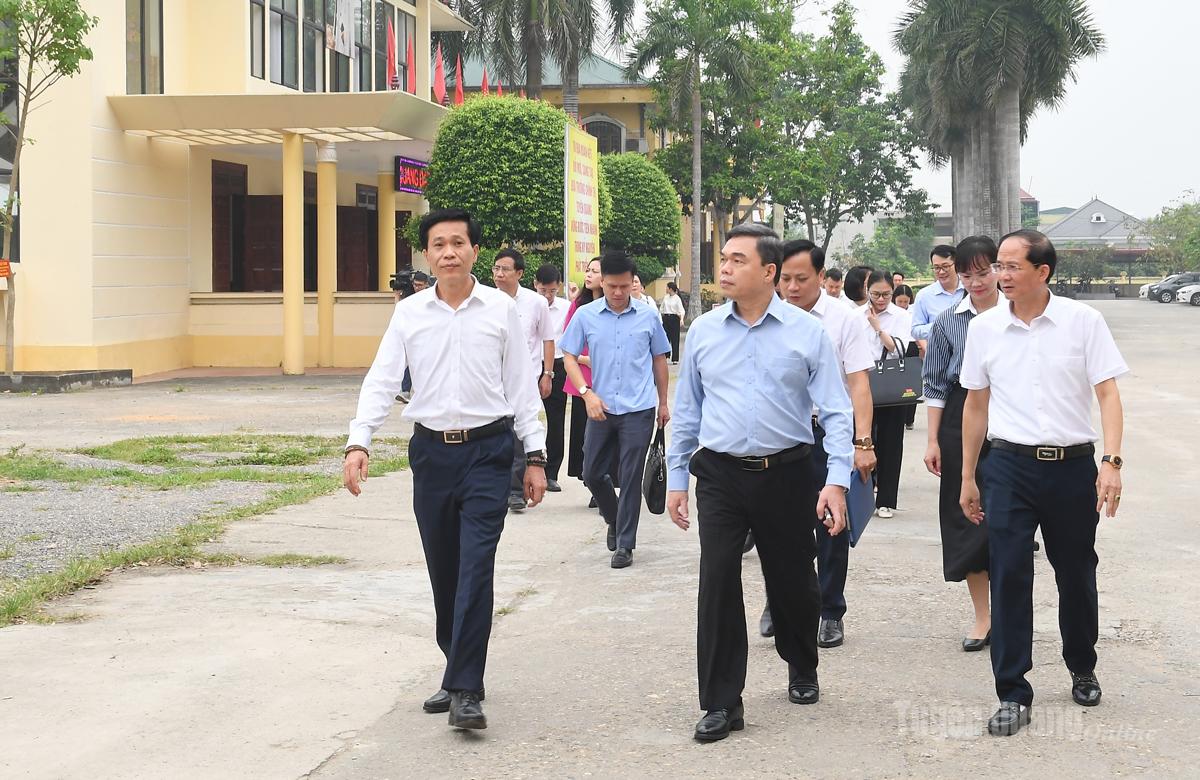 Đoàn khảo sát của Học viện Chính trị Quốc gia Hồ Chí Minh khảo sát tại Trường Chính trị tỉnh.