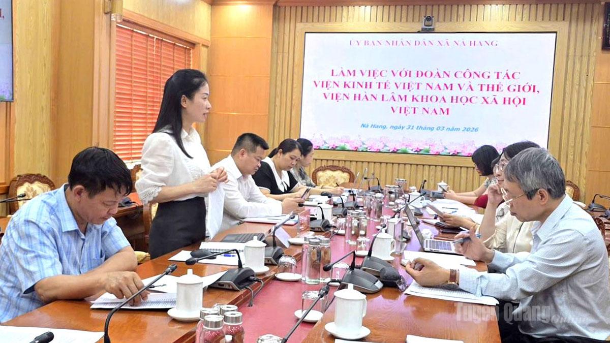 Đoàn làm việc với UBND xã Nà Hang.