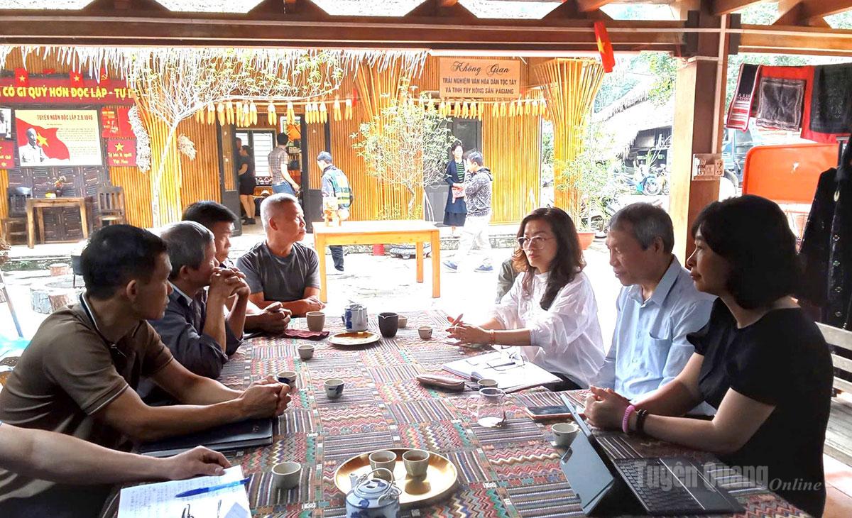 Đoàn công tác tìm hiểu mô hình du lịch nông nghiệp gắn với homestay tại các địa phương.