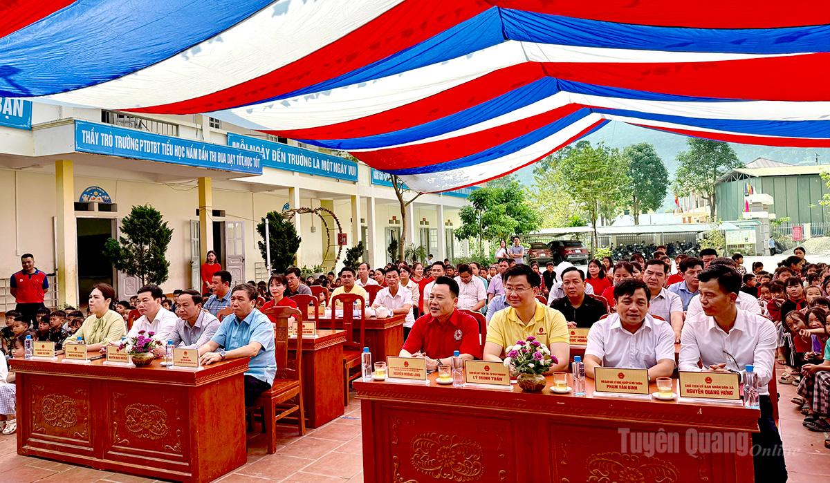 Đại biểu dự chương trình.