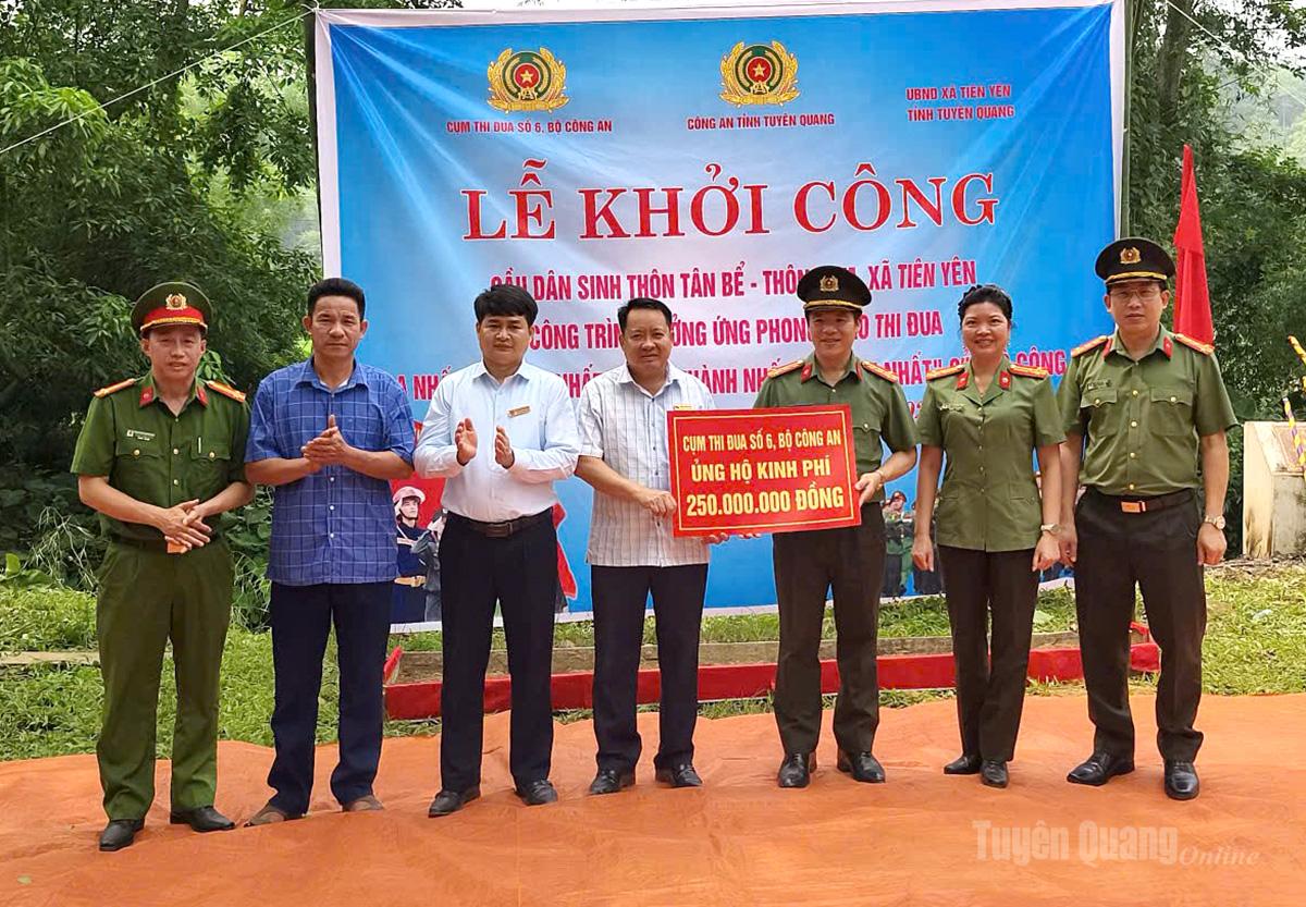 Đại diện Cụm thi đua số 6 (Bộ Công an) trao kinh phí xây dựng cầu cho lãnh đạo xã Tiên Yên.