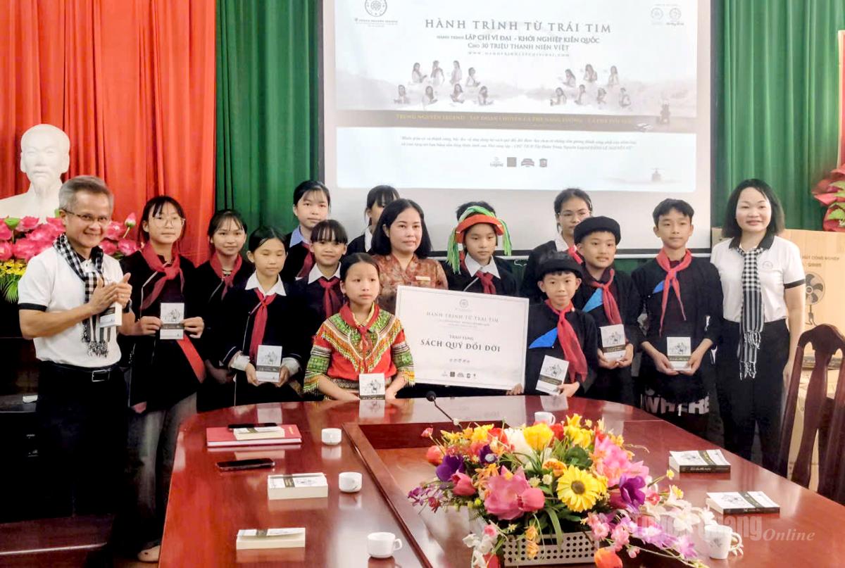 Chương trình trao tặng thiết bị học tập,.