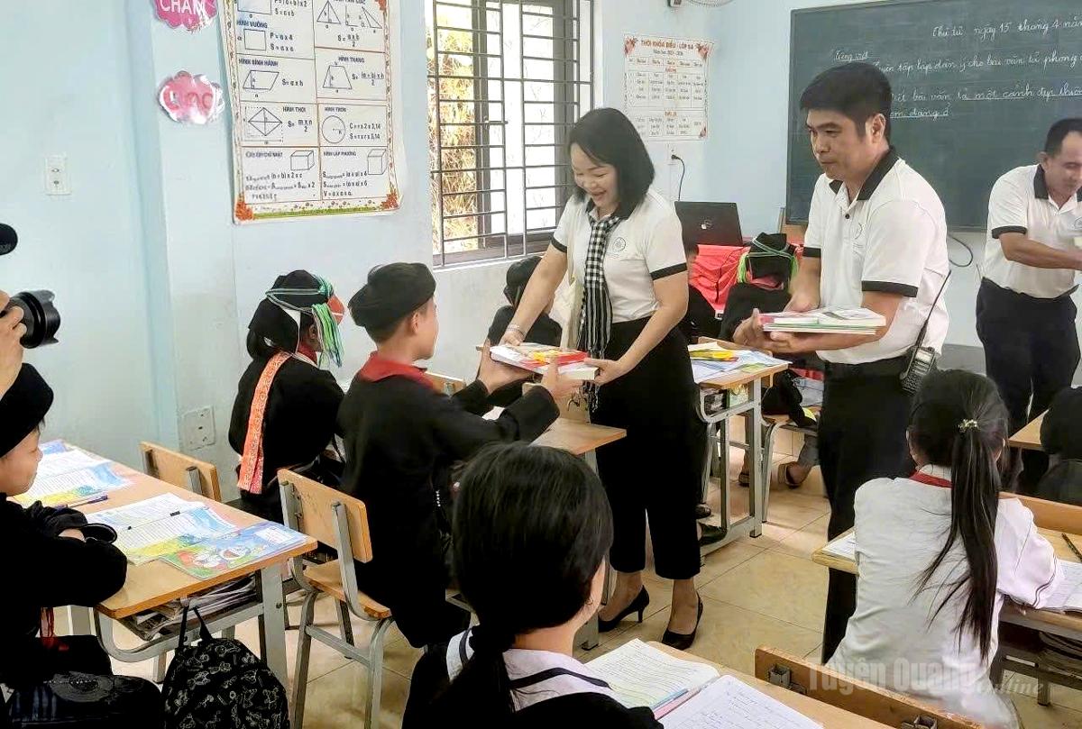 Những cuốn sách giáo khoa, sách về khoa học được trao tặng đến các em học sinh của trường.