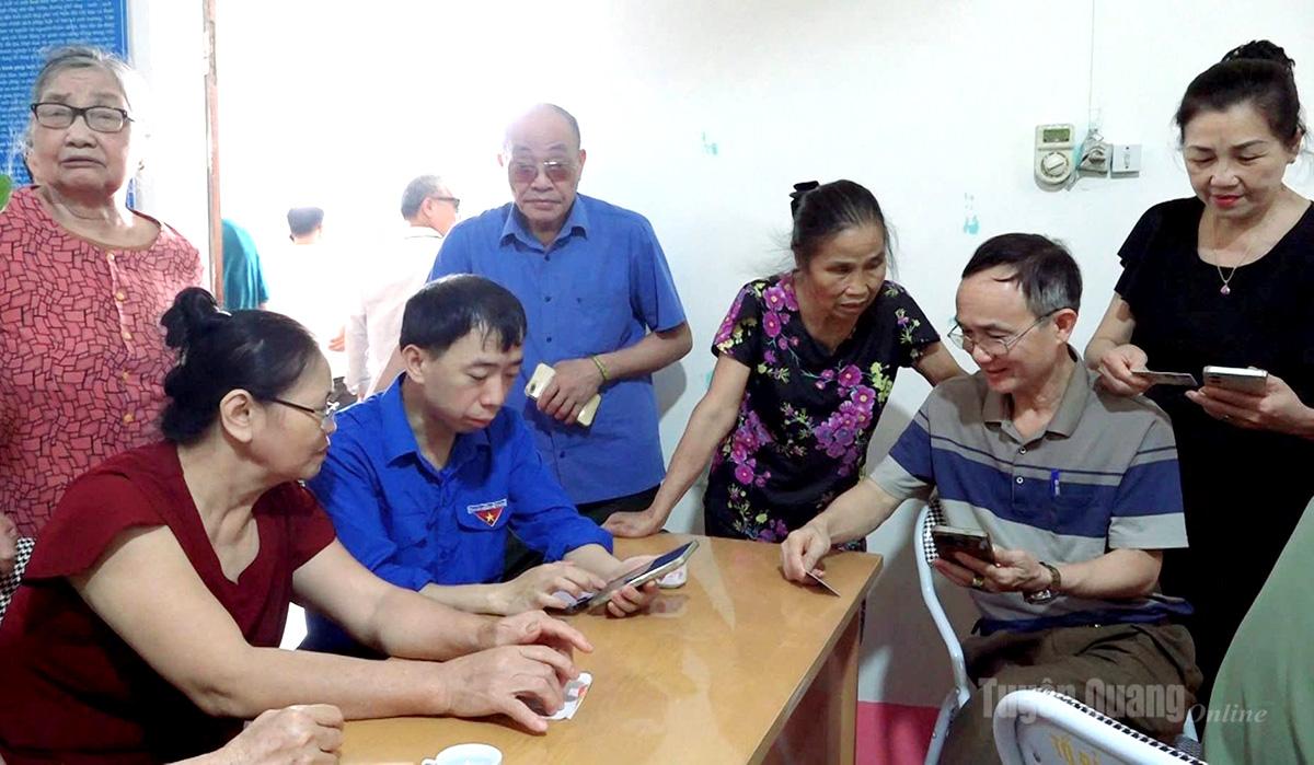 Tổ công nghệ số hướng dẫn người dân cài đặt và sử dụng các ứng dụng số trên điện thoại thông minh.