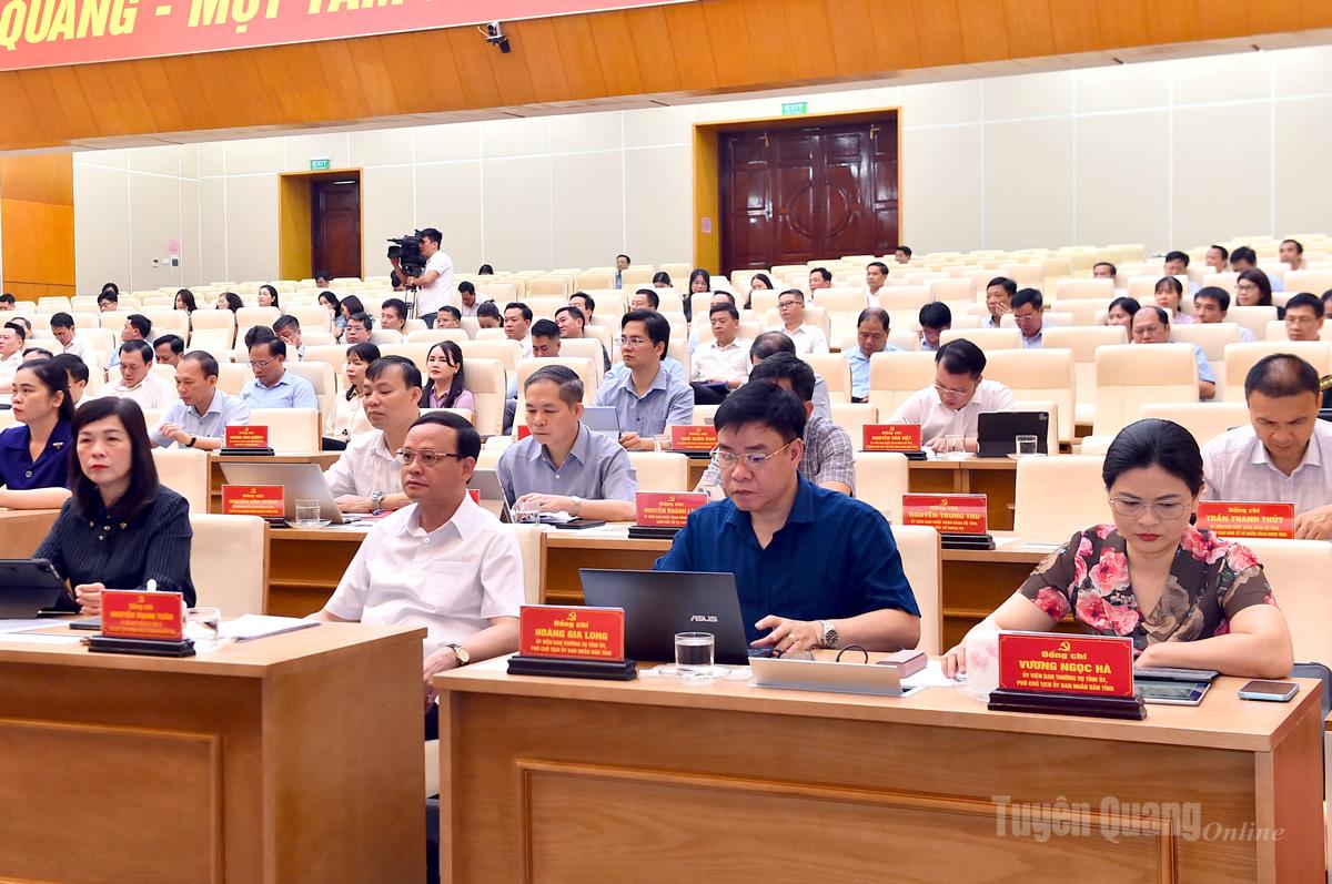 Các đồng chí lãnh đạo HĐND, UBND tỉnh dự hội nghị.