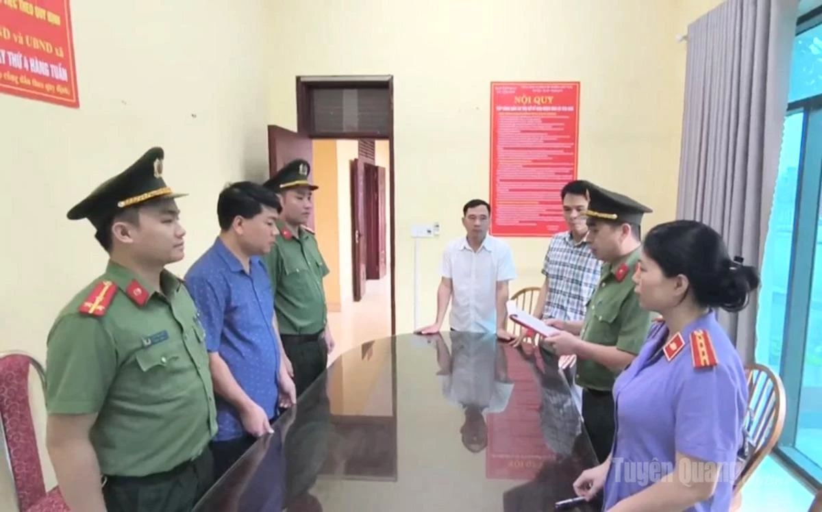 Cơ quan An ninh điều tra thi hành Quyết định khởi tố vụ án hình sự, khởi tố bị can và Lệnh bắt bị can để tạm giam đối với Phạm Quốc Dương (người thứ 2 từ trái qua phải).