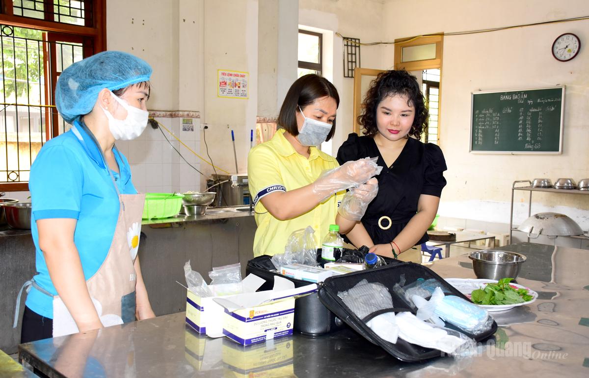 Cán bộ Phòng An toàn thực phẩm, Sở Y tế test nhanh mẫu thực phẩm tại bếp ăn trường Mầm non Phan Thiết, phường Minh Xuân.