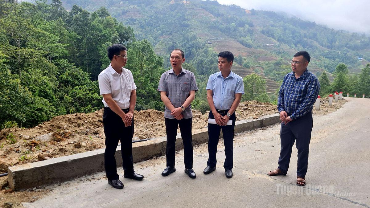 Đoàn trực tiếp đi kiểm tra, khảo sát một số công trình thực tế tại xã Tân Tiến.