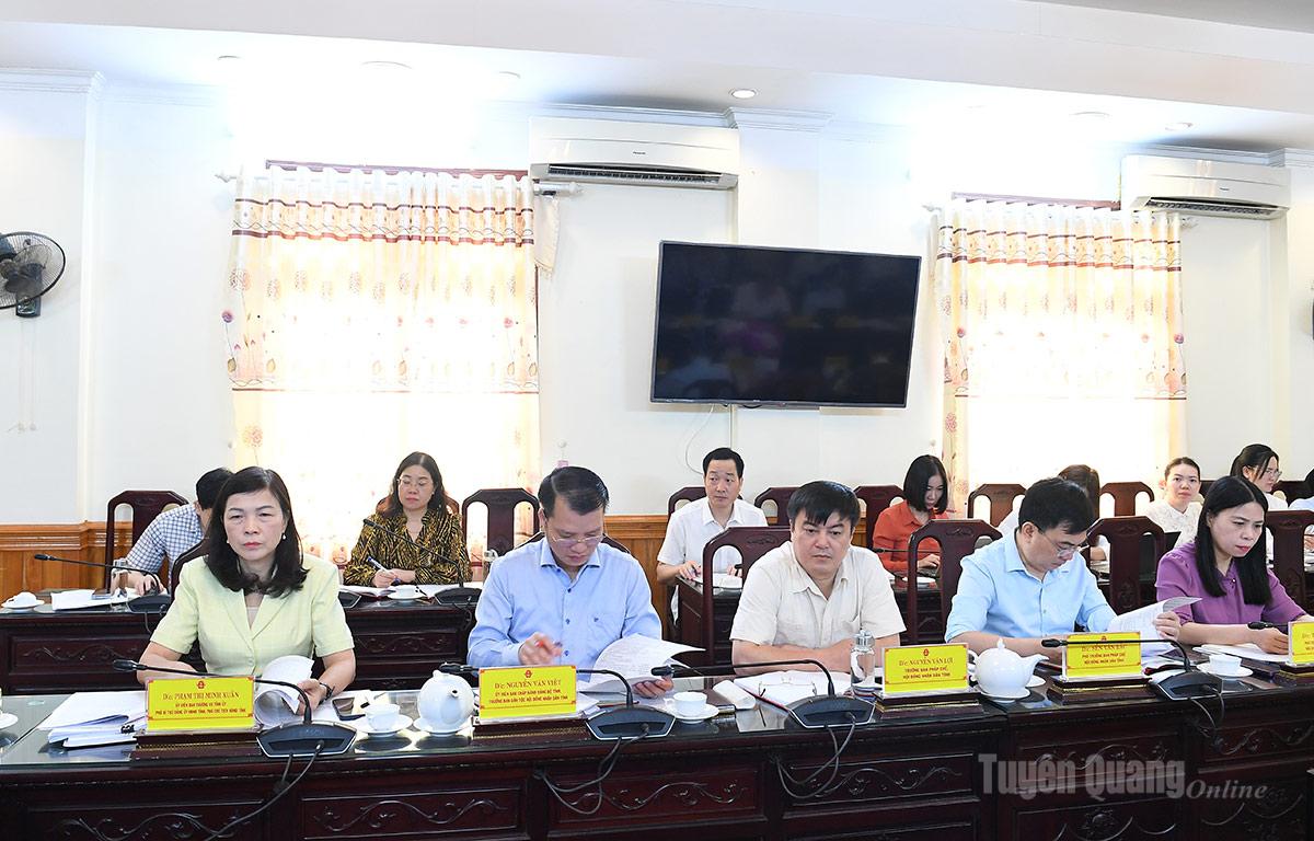 Các đồng chí Thường trực HĐND tỉnh và lãnh đạo các Ban HĐND tỉnh dự họp.