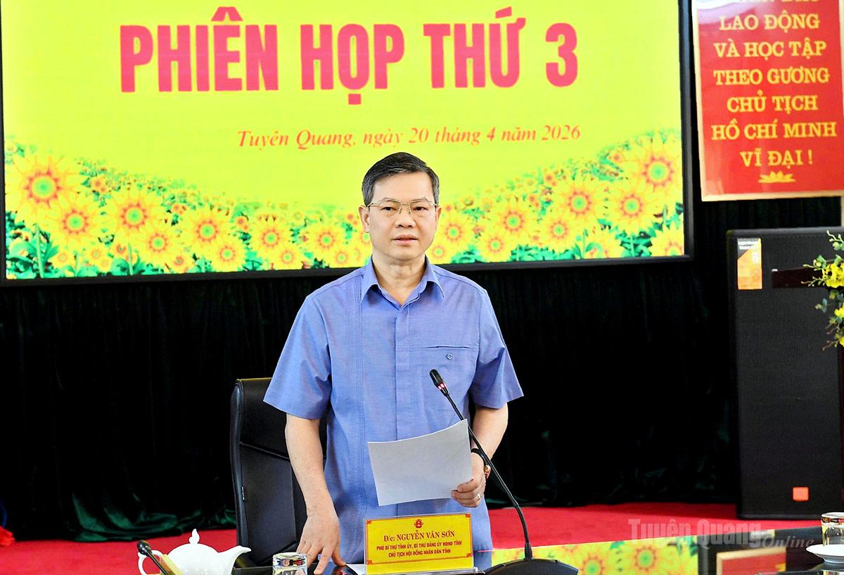 Đồng chí Chủ tịch HĐND tỉnh Nguyễn Văn Sơn phát biểu kết luận phiên họp.