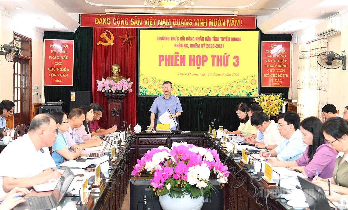 Đồng chí Chủ tịch HĐND tỉnh Nguyễn Văn Sơn chủ trì phiên họp.