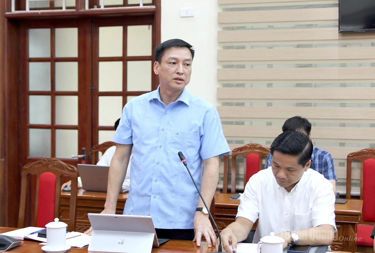 Lãnh đạo Báo và phát thanh, truyền hình Tuyên Quang phát biểu tại hội nghị.