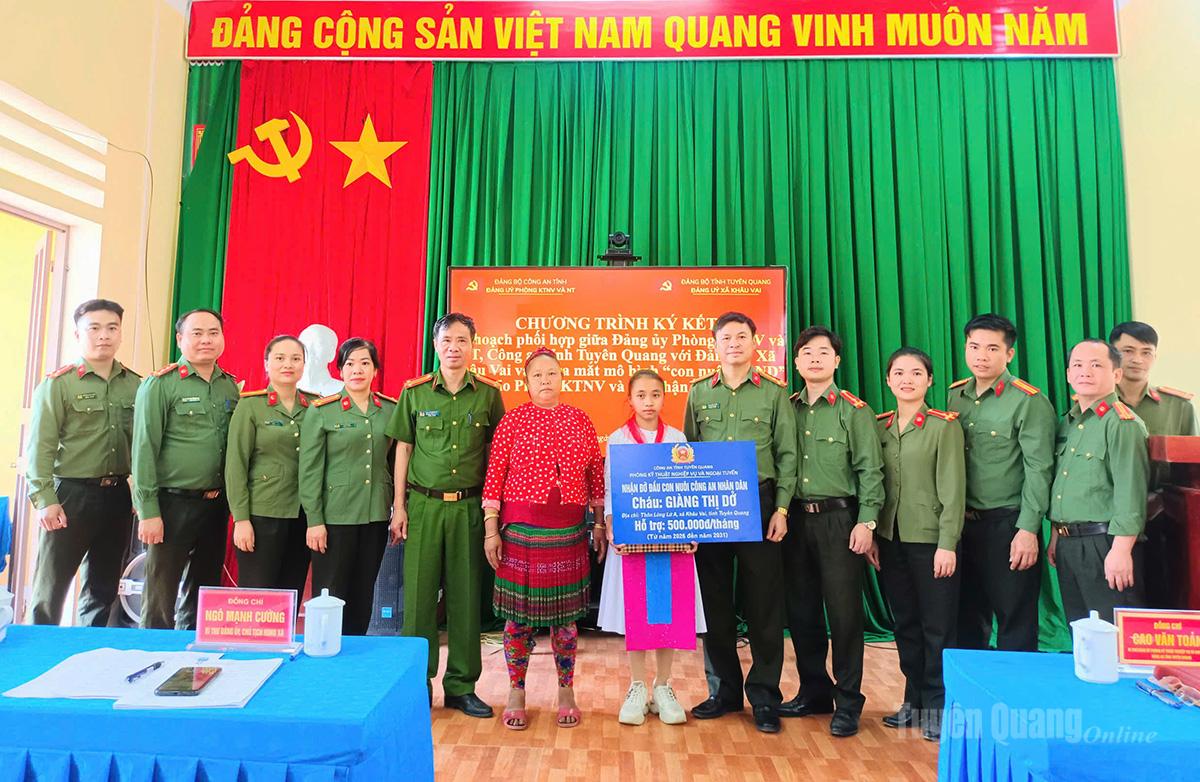 Phòng Kỹ thuật nghiệp vụ và Ngoại tuyến, Công an tỉnh nhận đỡ đầu cháu Giàng Thị Dở, sinh năm 2013, xã Khâu Vai.