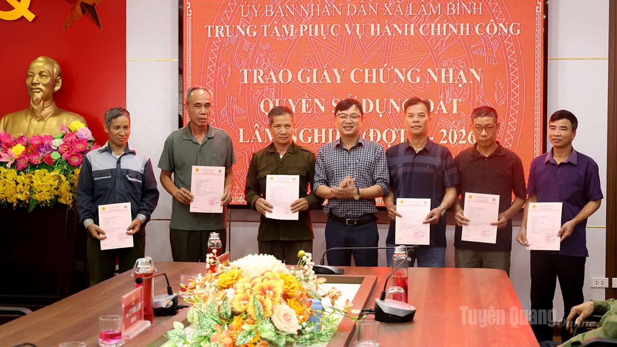 Các hộ dân được trao Giấy chứng nhận quyền sử dụng đất lâm nghiệp.