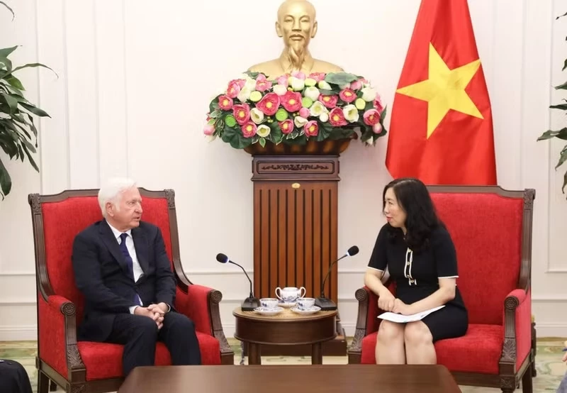 Deputy Minister of Foreign Affairs Le Thi Thu Hang and Honorary Consul of Viet Nam in Ireland Patrick McKillen. (Photo: baoquocte.vn)