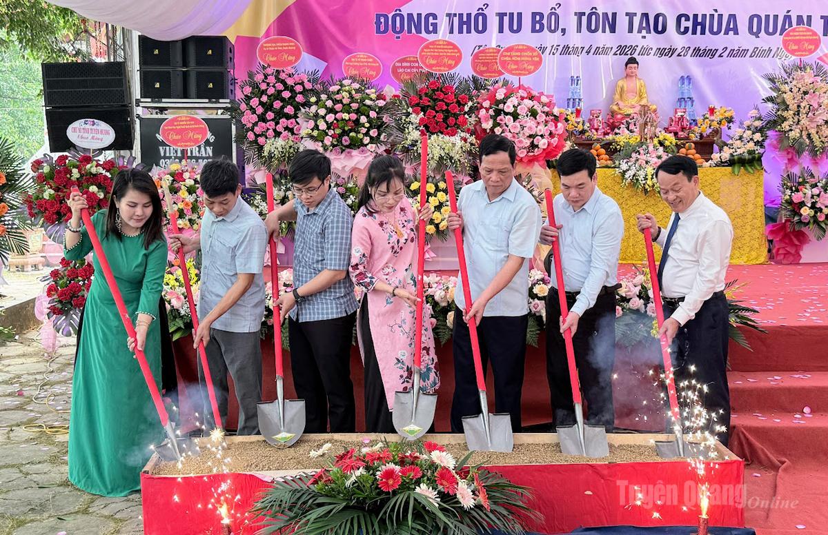 Các đồng chí lãnh đạo MTTQ tỉnh và chính quyền địa phương thực hiện nghi thức đồng thổ.