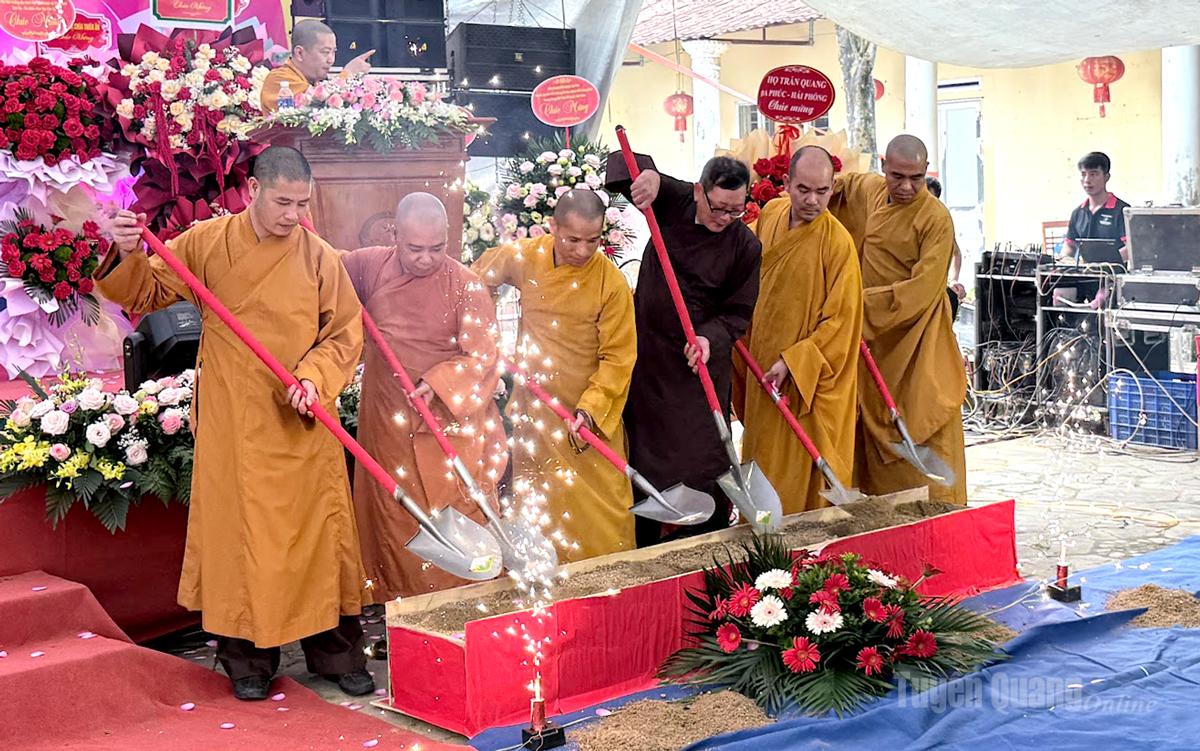Đại diện Giáo hội Phật giáo tỉnh thực hiện nghi thức động thổ.