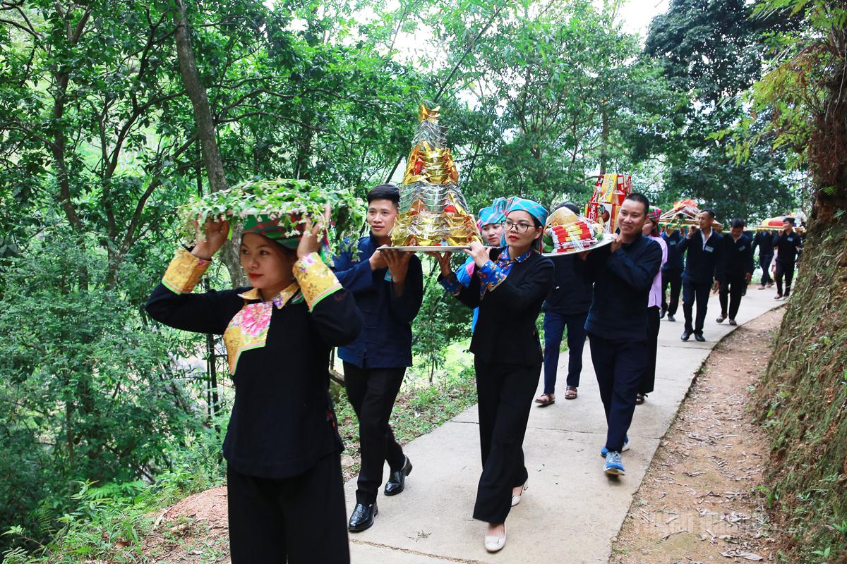 Dâng lễ lên miếu Ông, miếu Bà – một nghi thức quan trọng tại Chợ tình Khâu Vai.