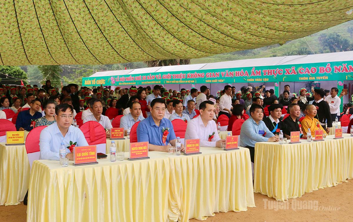 Đồng chí Hoàng Gia Long, Ủy viên Ban Thường vụ Tỉnh ủy, Phó Chủ tịch UBND tỉnh cùng các đại biểu dự lễ hội.