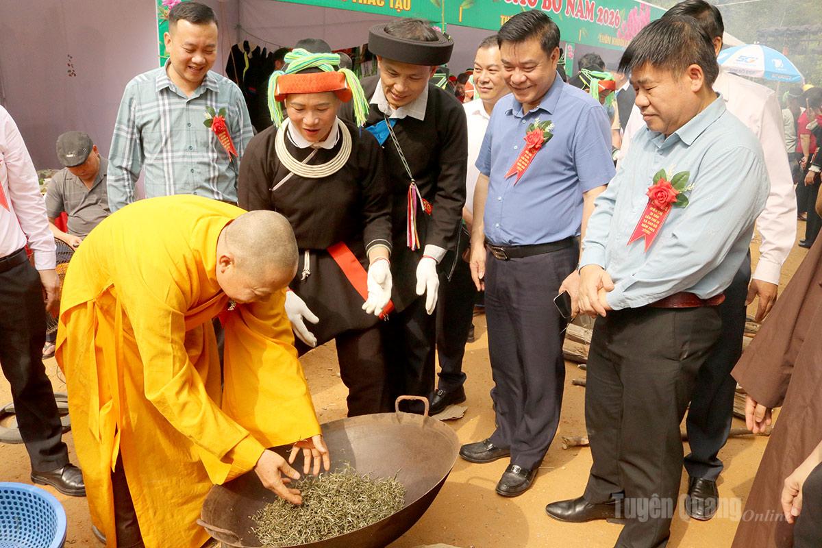 Đồng chí Hoàng Gia Long, Ủy viên Ban Thường vụ Tỉnh ủy, Phó Chủ tịch UBND tỉnh và các đại biểu trải nghiệm sao chè thủ công tại lễ hội.