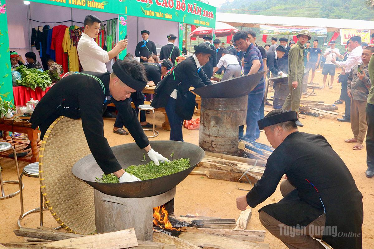 Cách sao chè cổ thụ truyền thống trên bếp lửa của người dân Cao Bồ đem đến hương vị riêng có.