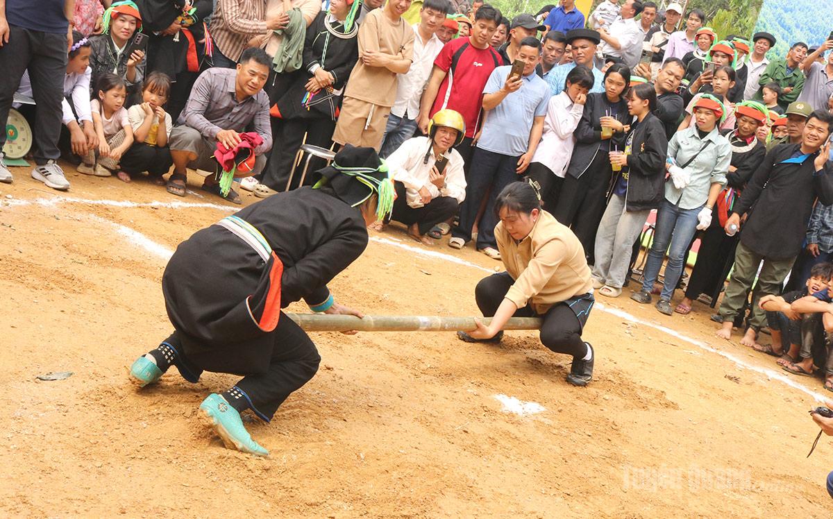 Phần thi đẩy gậy thu hút đông đảo người dân tham gia cổ vũ.