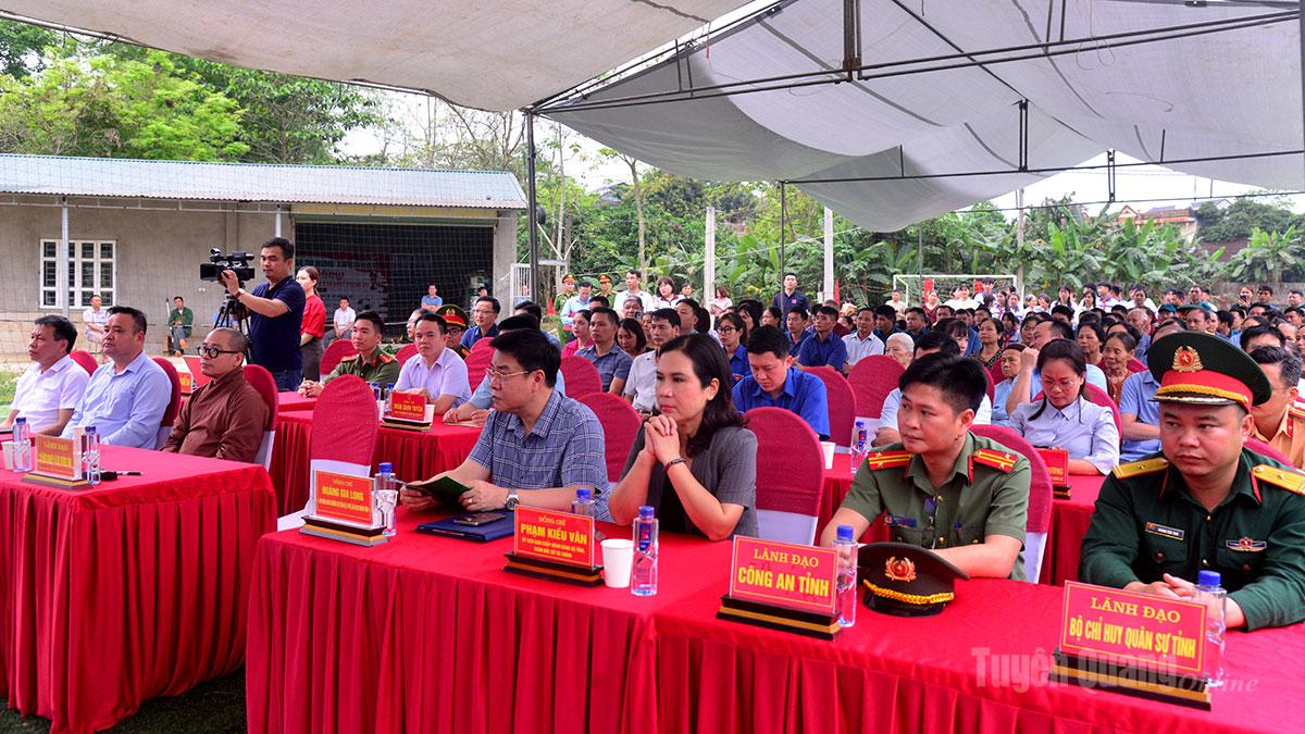 Các đại biểu dự Lễ phát động thả cá giống tái tạo nguồn lợi thủy sản.