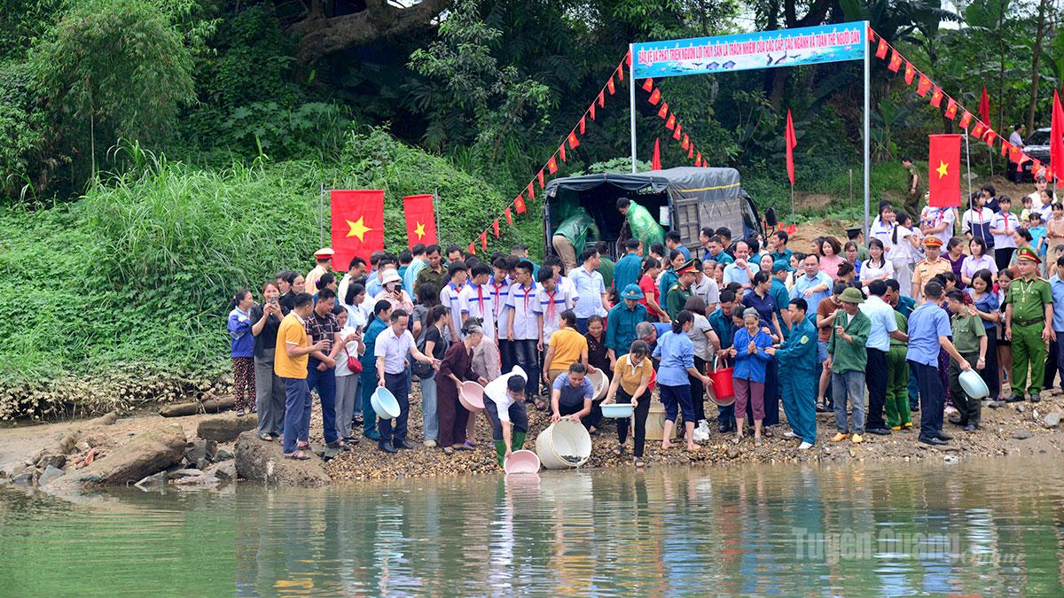 Cán bộ và Nhân dân xã Bình Xa tham gia thả cá giống tái tạo nguồn lợi thủy sản.