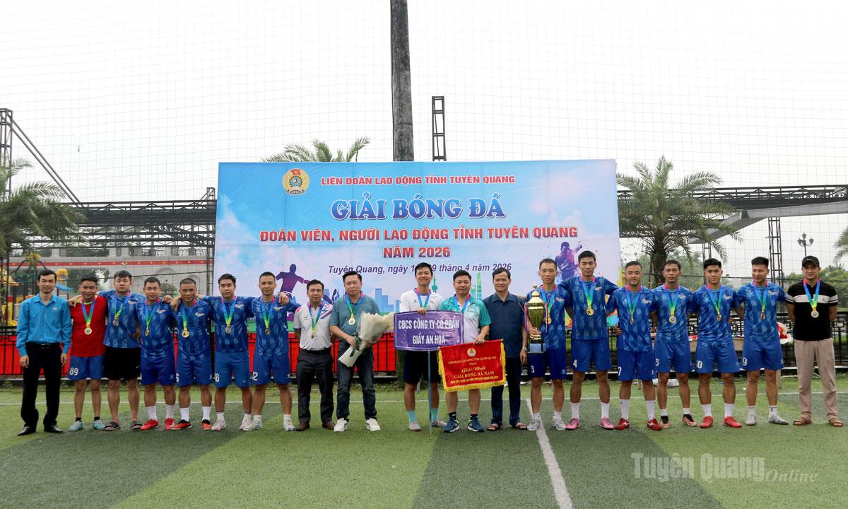 Lãnh đạo Liên đoàn Lao động tỉnh trao giải Nhất cho đội bóng Công ty CP Giấy An Hòa.