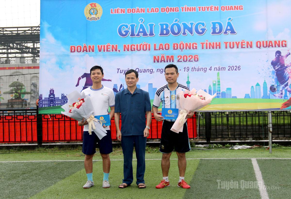 Ban Tổ chức trao giải cầu thủ và thủ môn xuất sắc nhất giải.