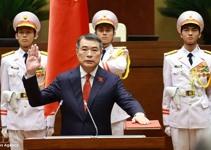 Prime Minister Le Minh Hung takes the oath of office. (Photo VNA)