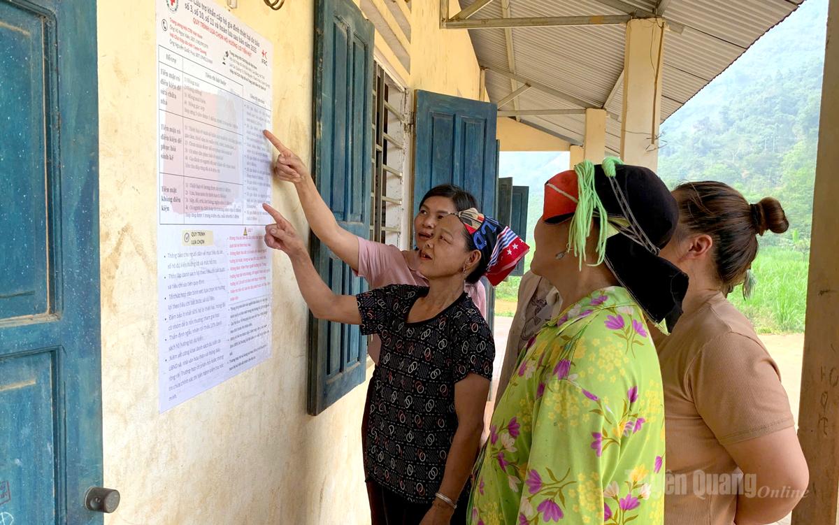 Nhân dân các xã xem tiêu chí để lựa chọn.