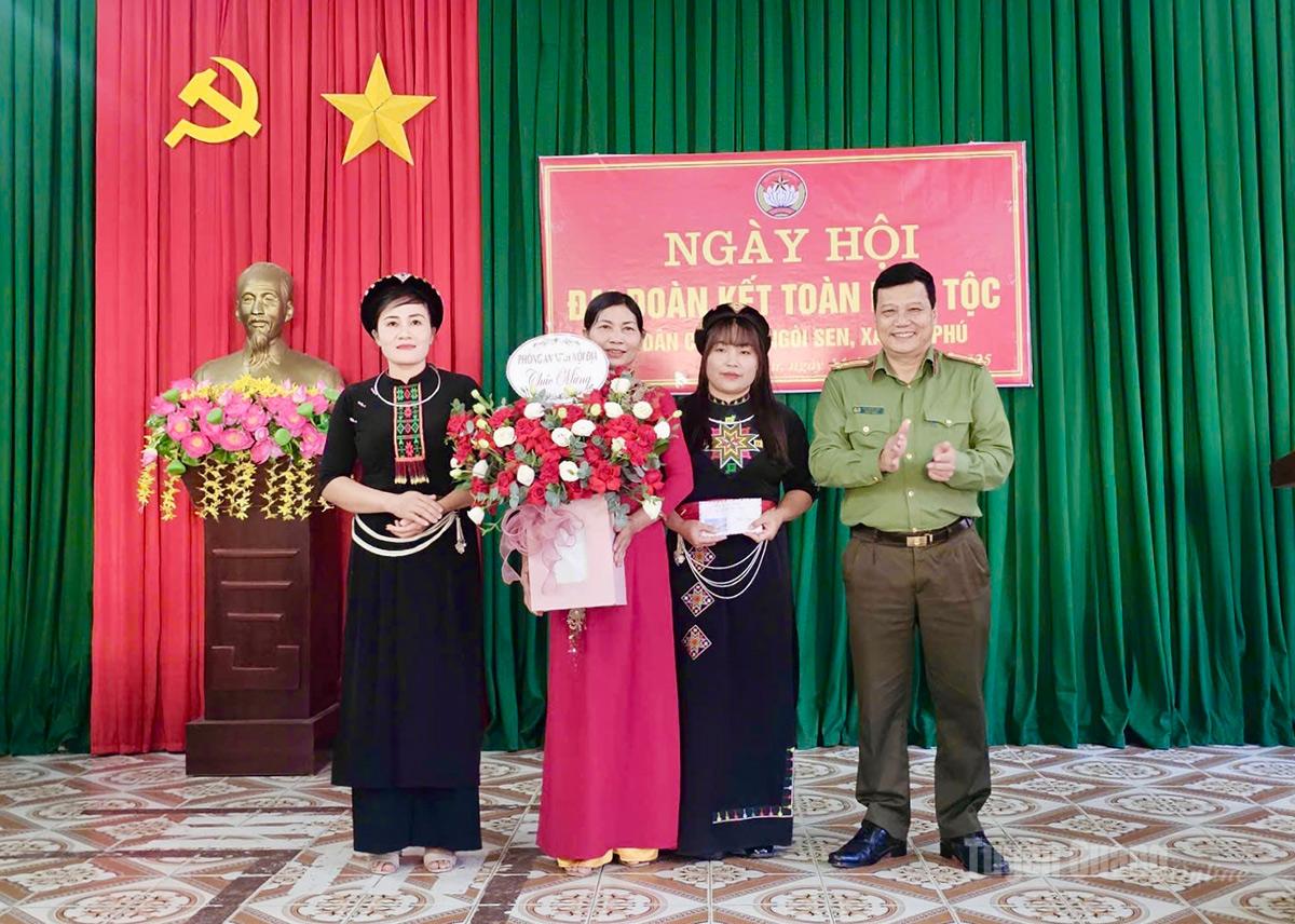 Thượng tá Hà Trung Trực, Trưởng Phòng ANNĐ Công an tỉnh dự ngày hội Đại đoàn kết tại thôn Ngòi Sen, xã Yên Phú.