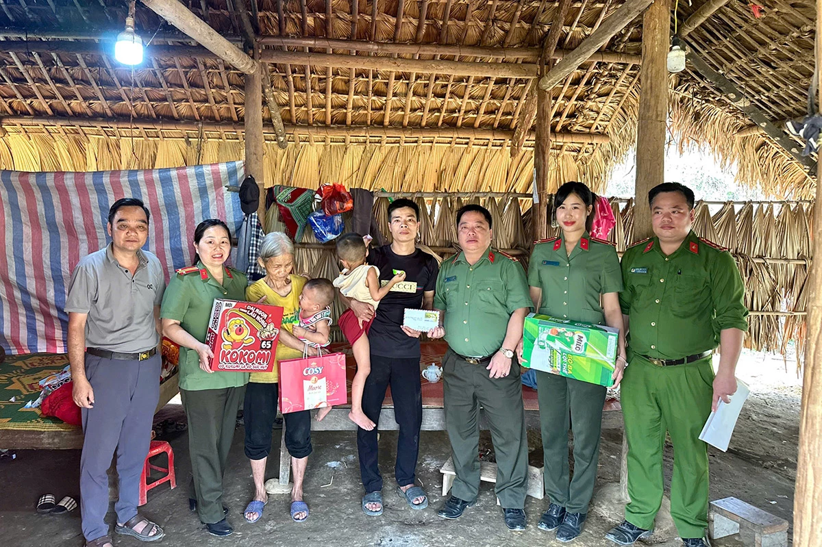 Cán bộ, chiến sĩ Phòng ANNĐ Công an tỉnh trao quà cho gia đình anh Hoàng Văn Nhâm, thôn Chương, xã Hùng Lợi.