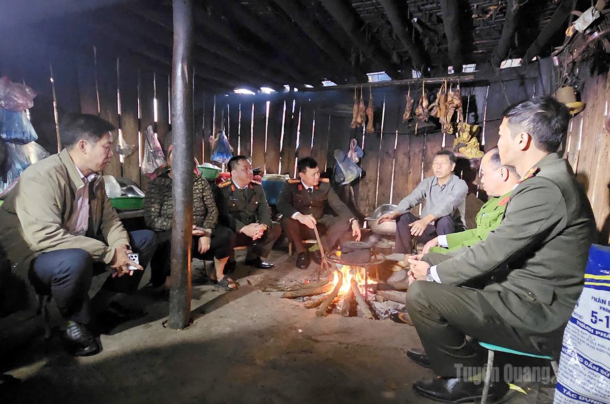 Lãnh đạo và cán bộ Phòng An ninh nội địa nắm tình hình, kết hợp tuyên truyền pháp luật đến người dân trên địa bàn.