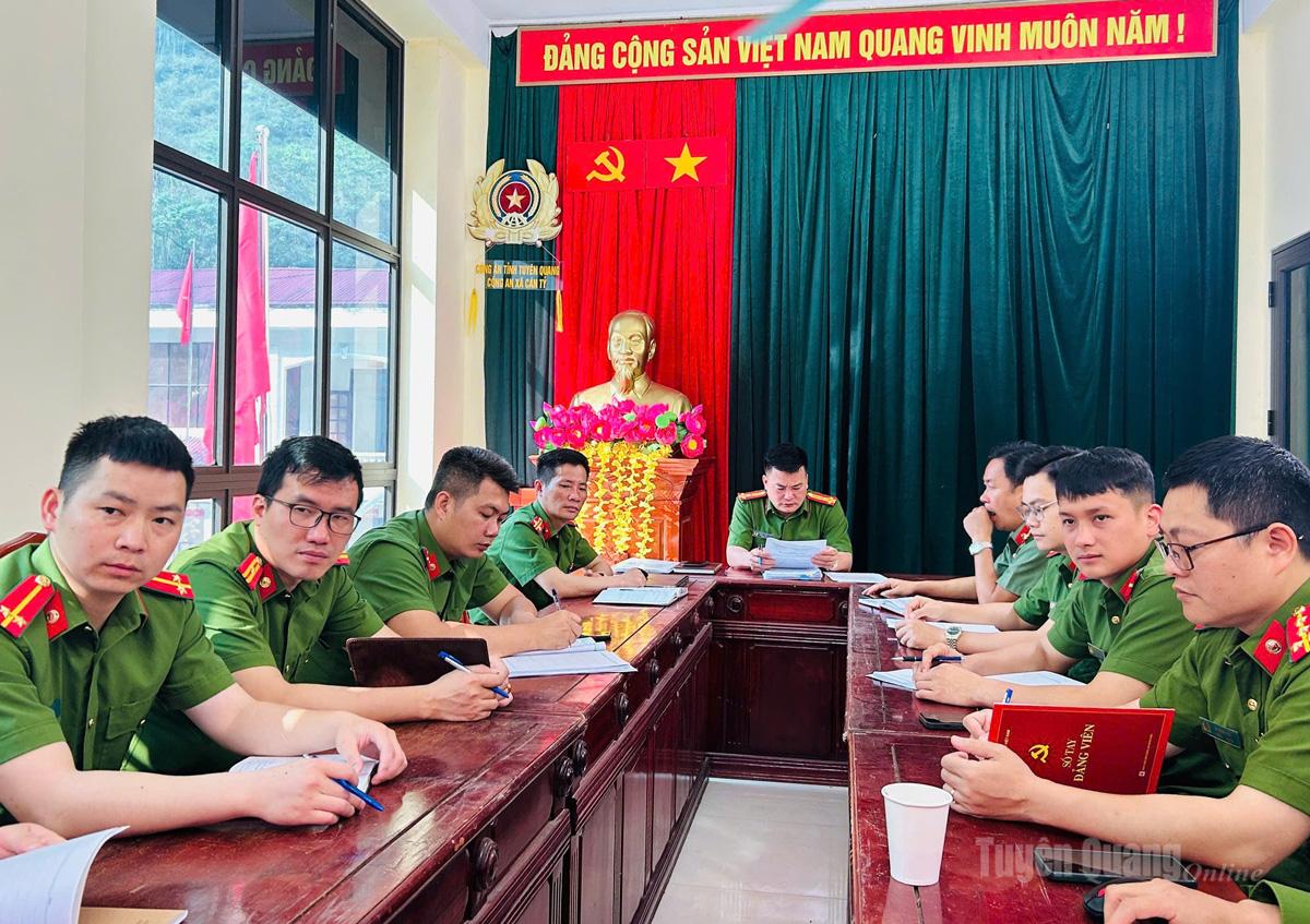 Lực lượng công an xã Cán Tỷ tham gia học tập Nghị quyết. Ảnh: Như Quỳnh