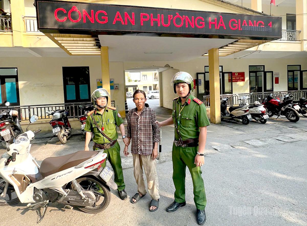 Đối tượng Tráng Văn Thảu (áo kẻ) tại cơ quan Công an phường Hà Giang 1.