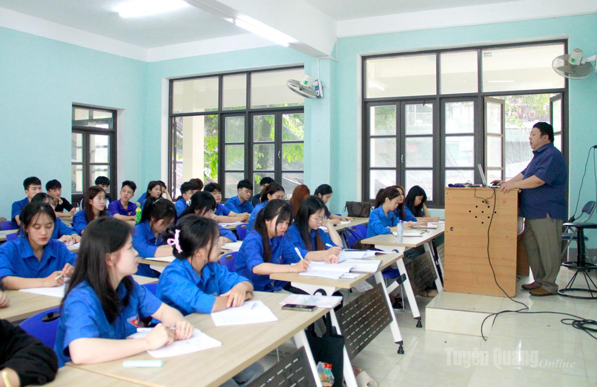 Sinh viên Sư phạm tiếng Mông trong một tiết học.