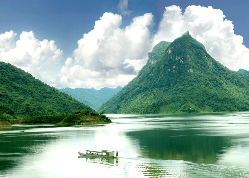 Pac Ta Mountain, Na Hang Commune.