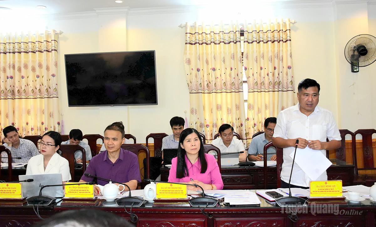 Đồng chí Hầu Minh Lợi, Ủy viên Ban Thường vụ Tỉnh ủy, Phó Chủ tịch Thường trực HĐND tỉnh phát biểu tại phiên họp.