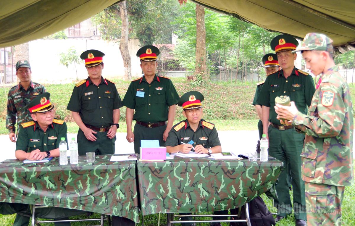 Đoàn công tác trực tiếp theo dõi, kiểm tra các phần thi của cán bộ, chiến sĩ.