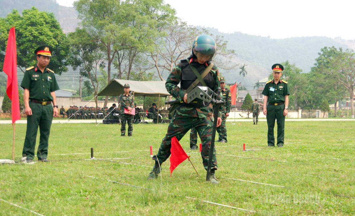 Cán bộ, chiến sĩ thực hành dò tìm, xử lý bom mìn, vật nổ trong khu vực thi.